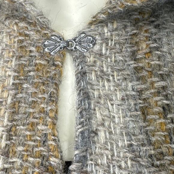American Vintage Handwoven Poncho Ruana hooded with silver clasp at neck size M - Picture 4 of 13